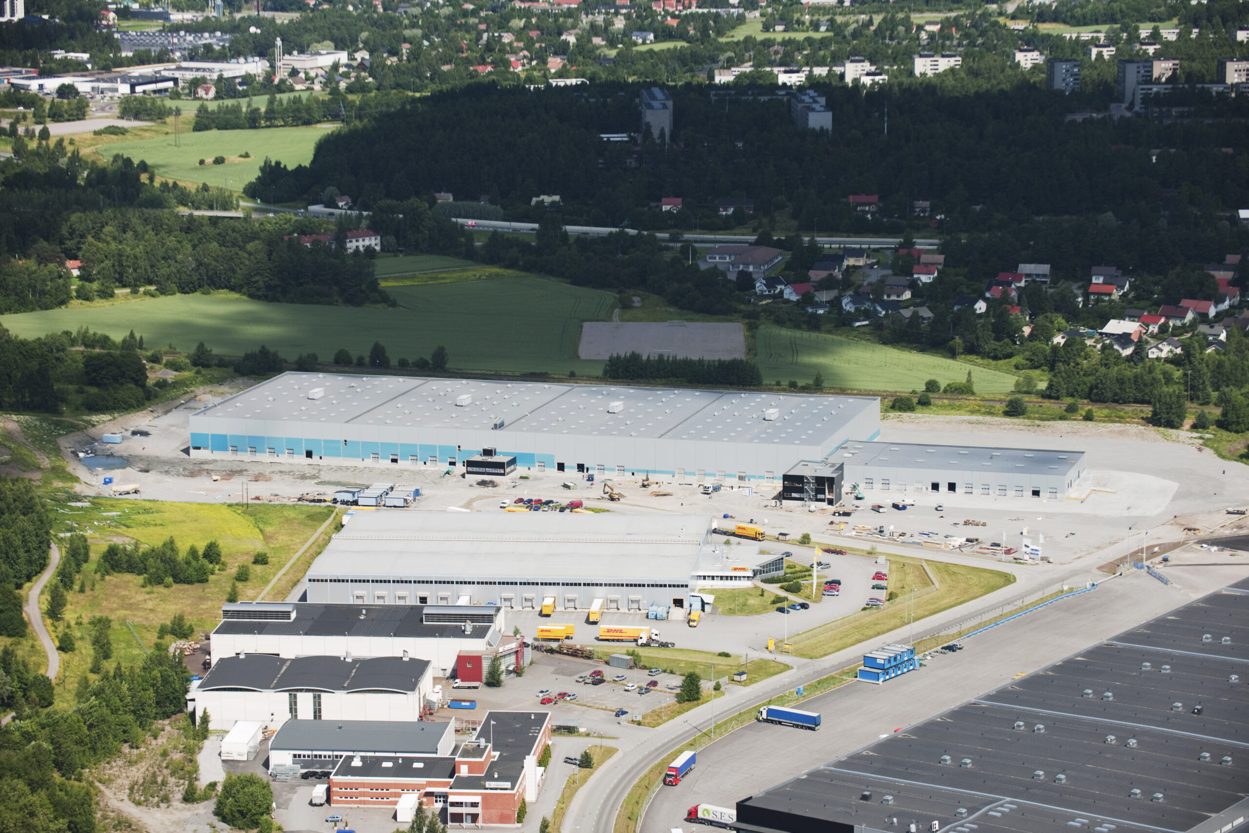 Logistiikkatalo Turku, 4 kpl ulkoasenteisia ilmanvaihtokoneita kevytkattokoneina